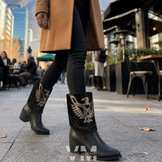 Bota Texana 2 en 1 Mujer negra con bordado western y tacón ancho, usada en un look urbano