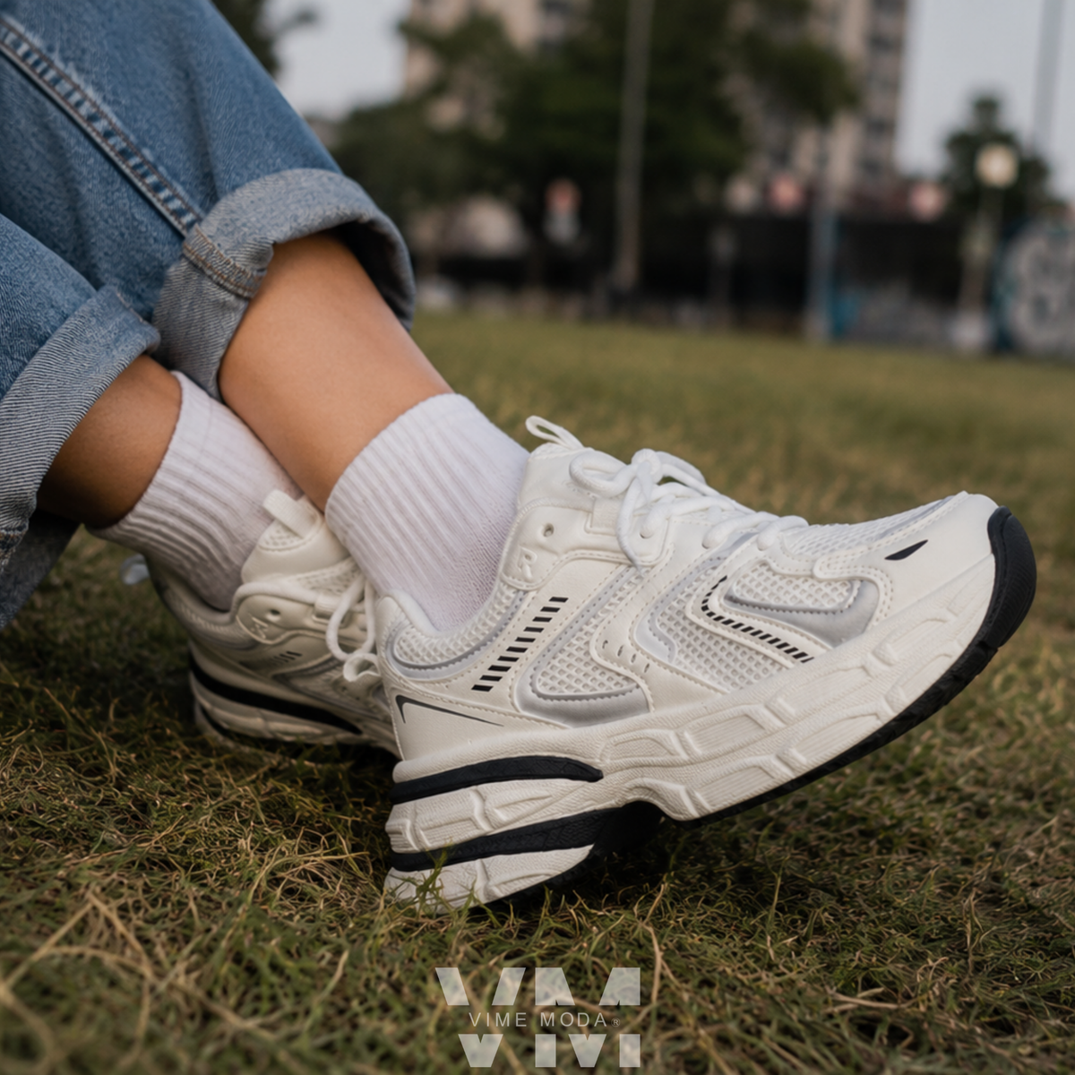 Zapatilla Mujer Perla Titanio Urban blanca con detalles negros y suela gruesa, usada en un look urbano