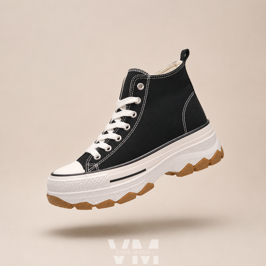 Zapatilla Mujer Urban Botín Classic negra de caña alta sobre fondo blanco