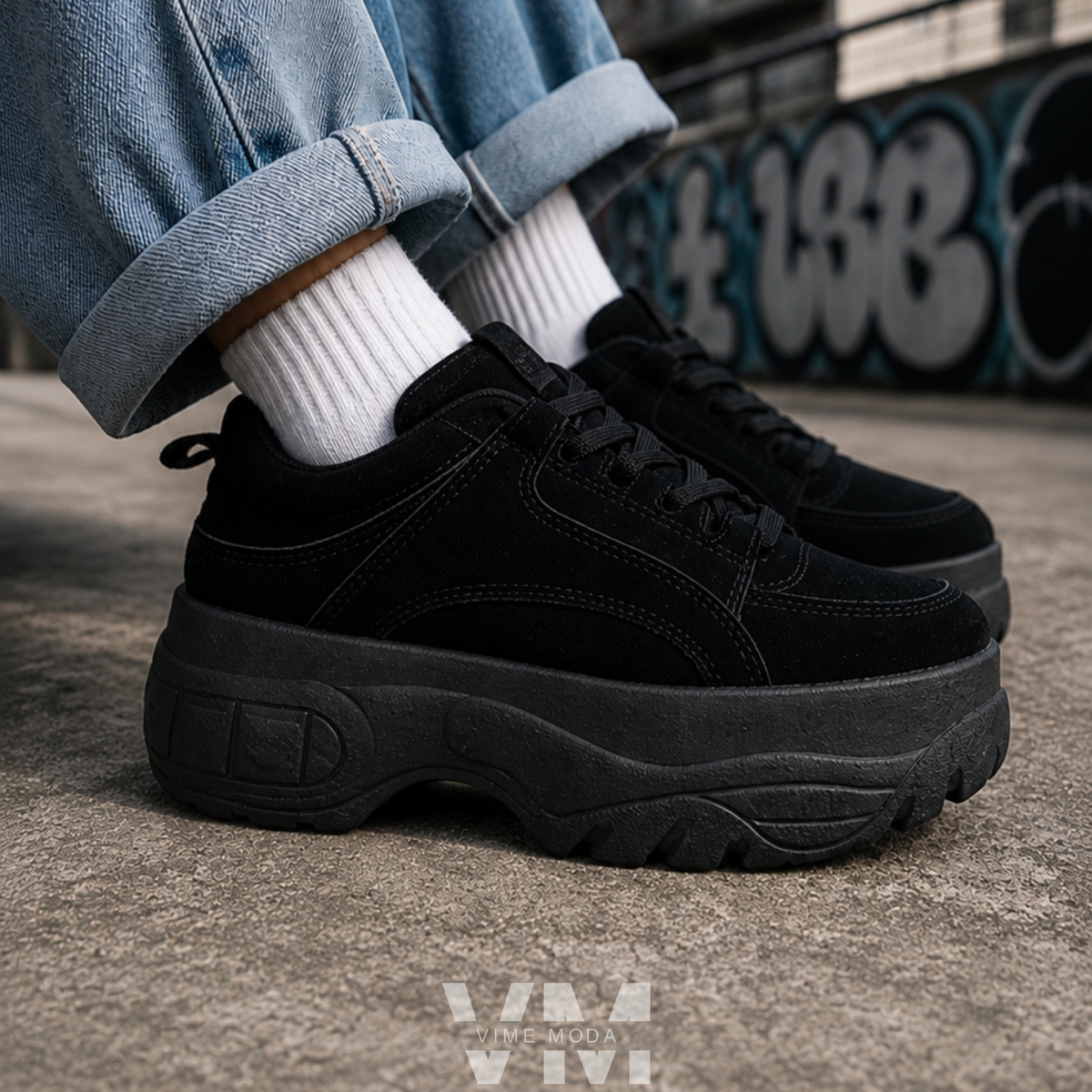 Zapatilla Mujer Urban Lift Plataforma 6 cm negra usada en un look urbano