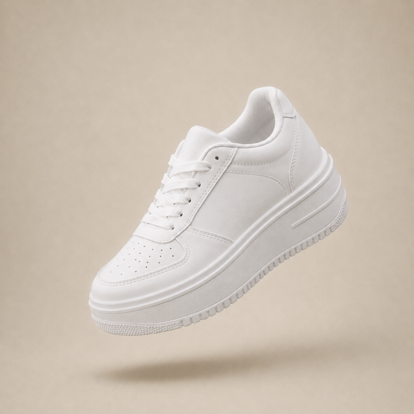 Vista lateral de la zapatilla blanca Chicago White para mujer.