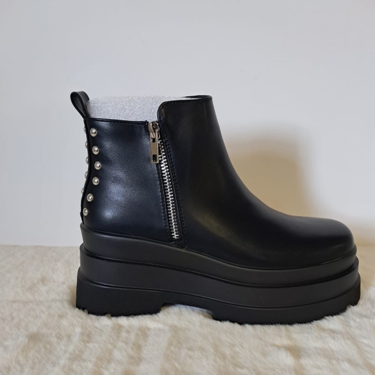 Botín mujer Verona negro con detalle de tachas y plataforma cómoda