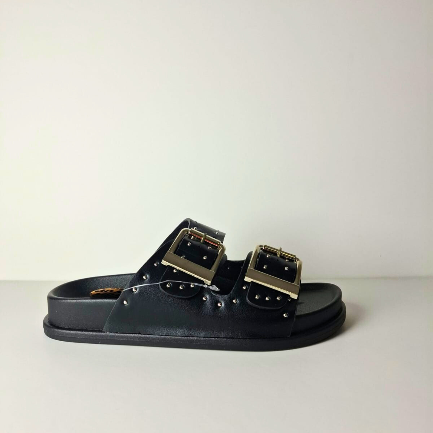 Sandalia Urbana Rock negra para mujer con hebillas grandes y tachas metálicas, estilo urbano 2026 Vime Moda Chile.