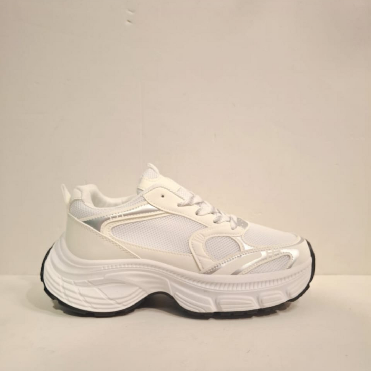 Zapatilla mujer blanca con detalle plateado diseño Chunky Vime moda Chile