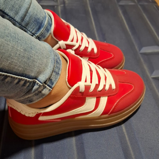 Zapatilla urbana para mujer en color rojo con franjas laterales y cordones en color crema, destacando una suela de plataforma ancha en goma color café claro.vime moda chile