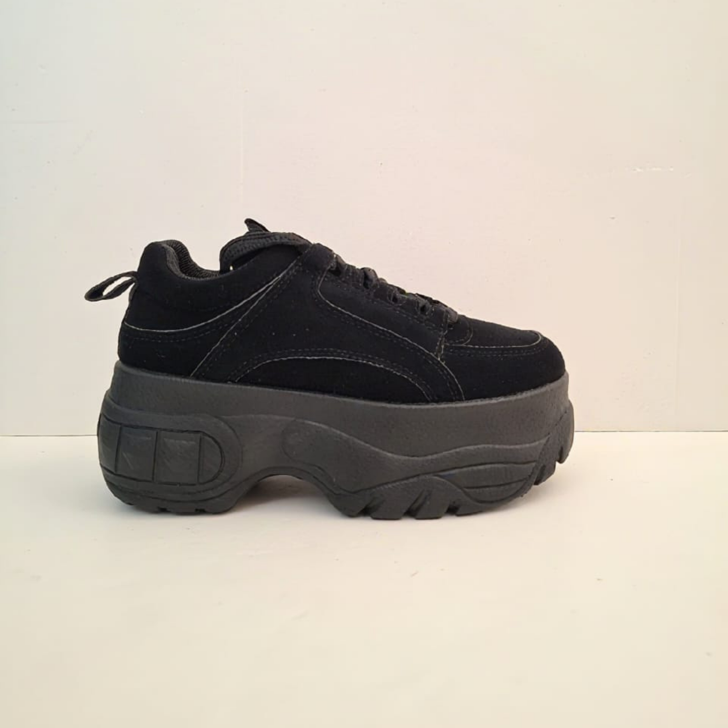 Zapatillas negras gamuza mujer con plataforma detalle Vime Moda Chile