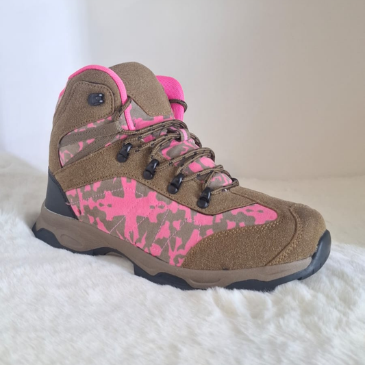 Zapatilla outdoor para mujer en color café con detalles y forro interior en rosado vibrante, cordones resistentes y suela técnica diseñada para senderismo.vime moda chile