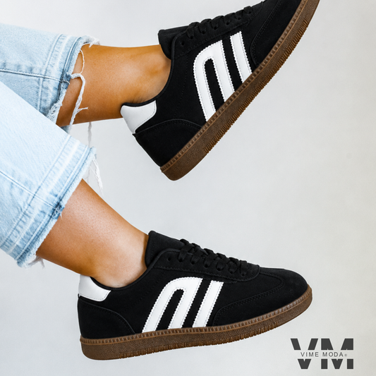 Zapatilla mujer Urban Classic Black negra con tres franjas blancas y suela color café