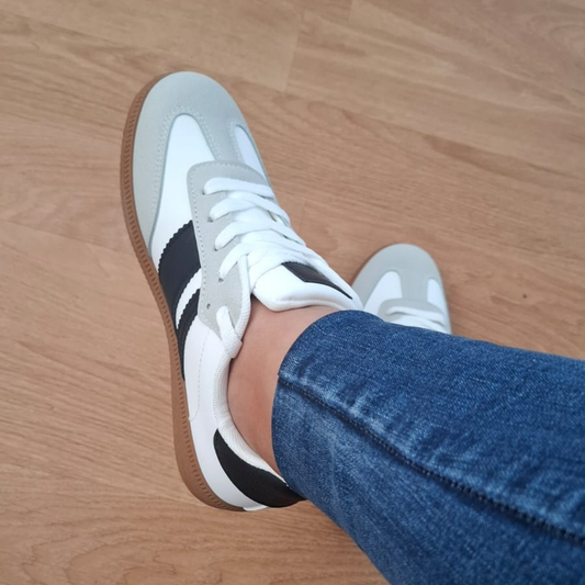 Zapatillas mujer samba blancas con outfit urbano Vime Moda Chile