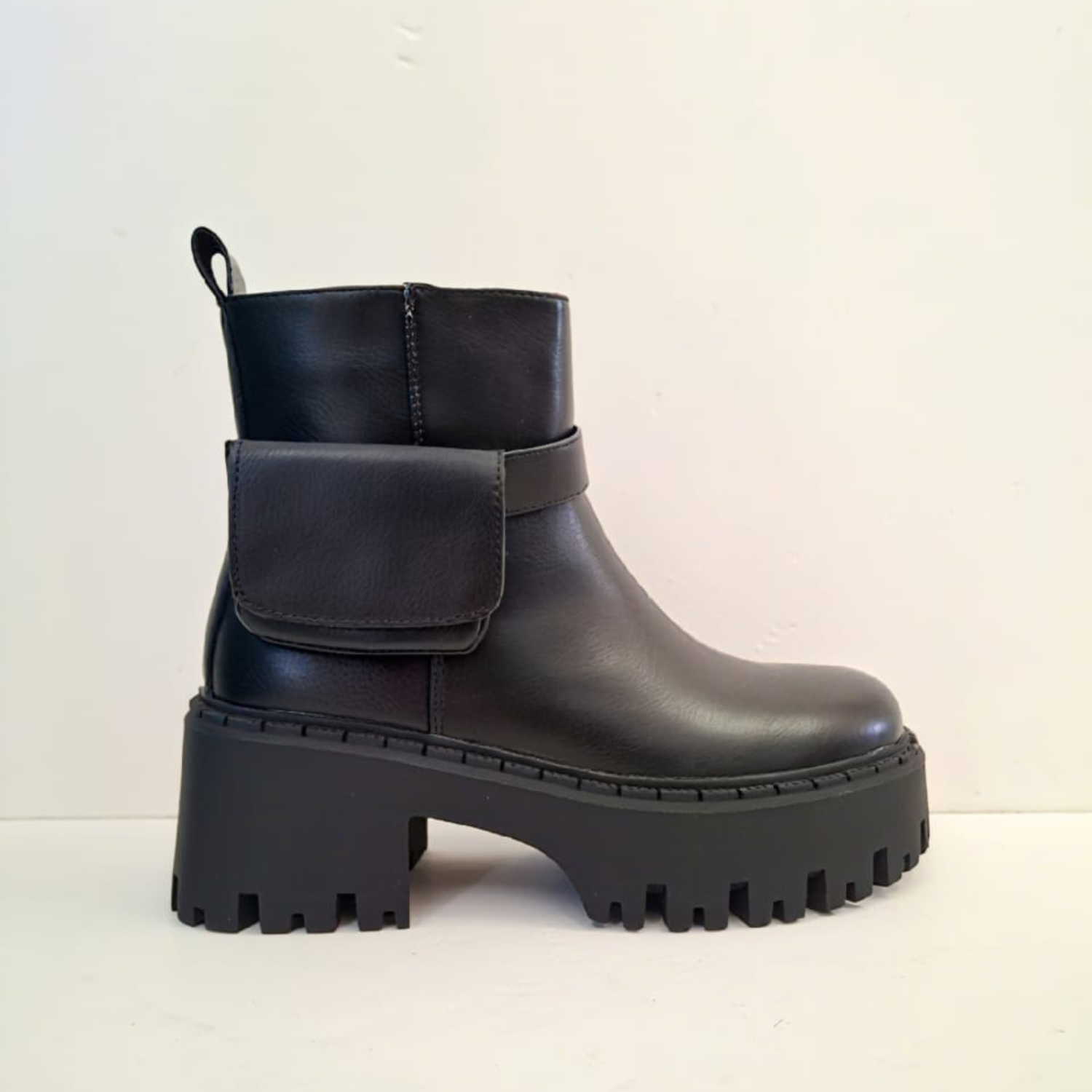 Botín de mujer con plataforma alta negro Vime Moda Chile