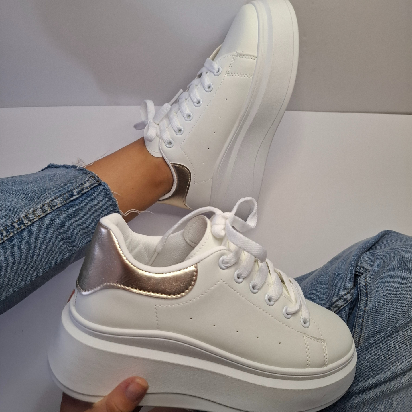 Zapatilla de Mujer "Dorada"
