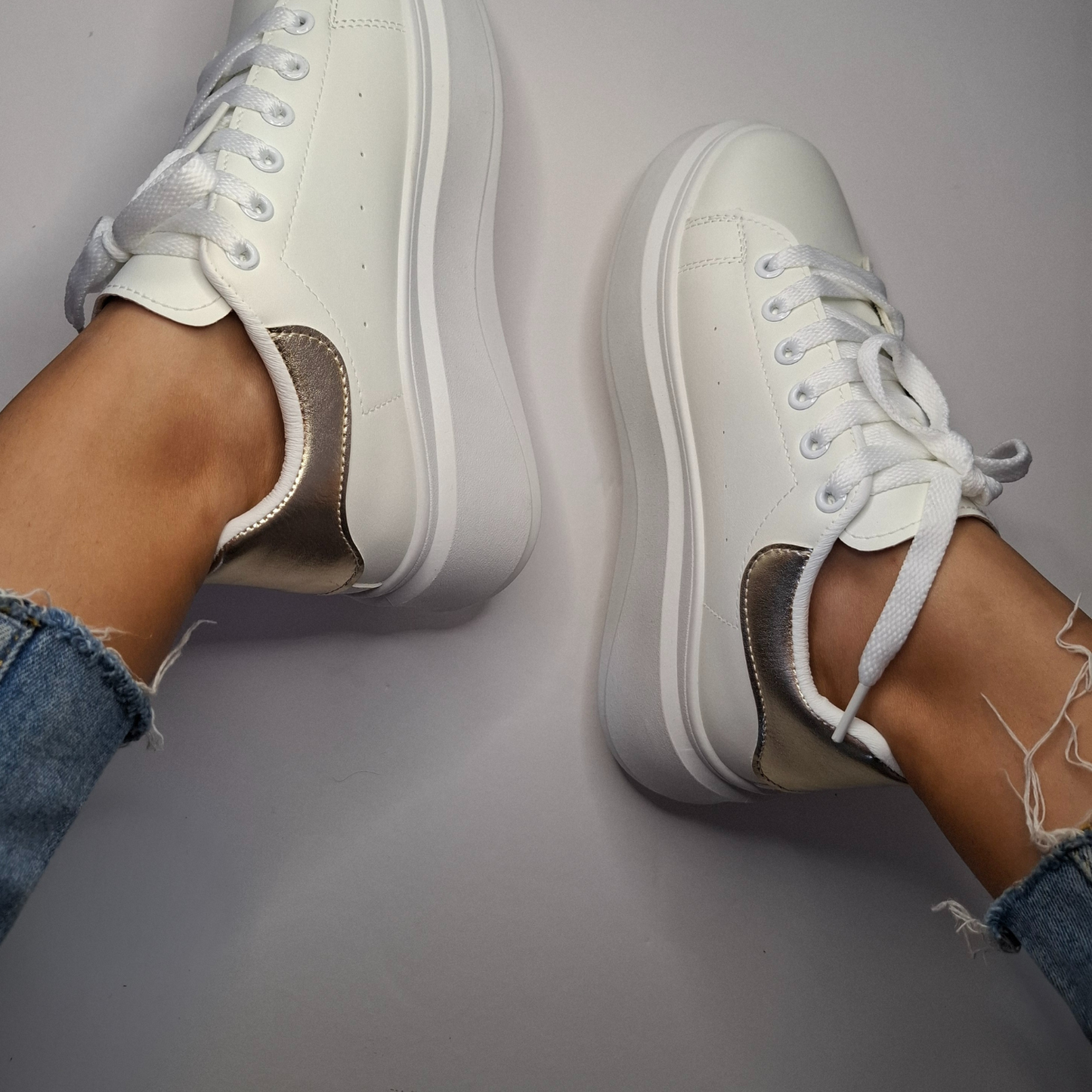 Zapatilla de Mujer "Dorada"