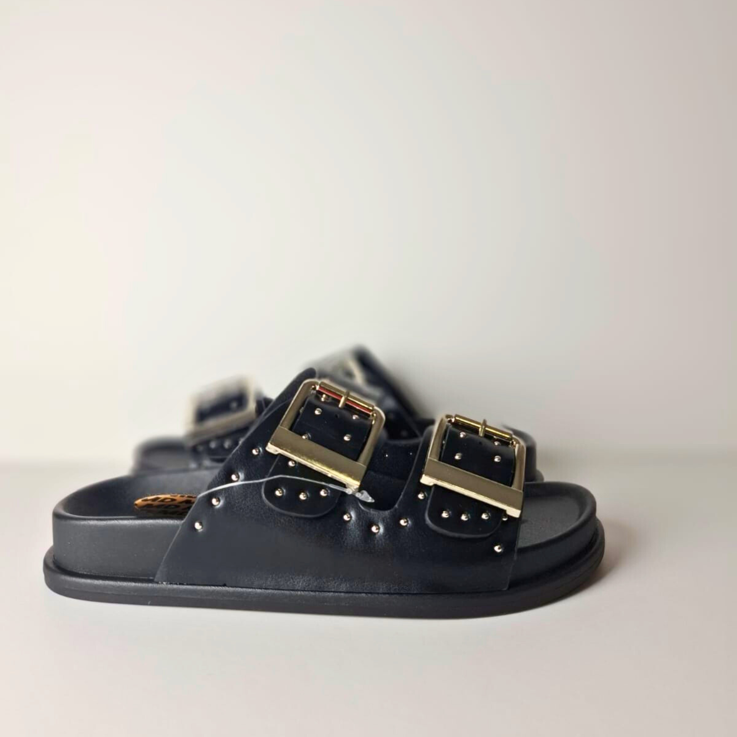 Sandalia Urbana Rock negra  para mujer con hebillas grandes y tachas metálicas, estilo urbano 2026 Vime Moda Chile.