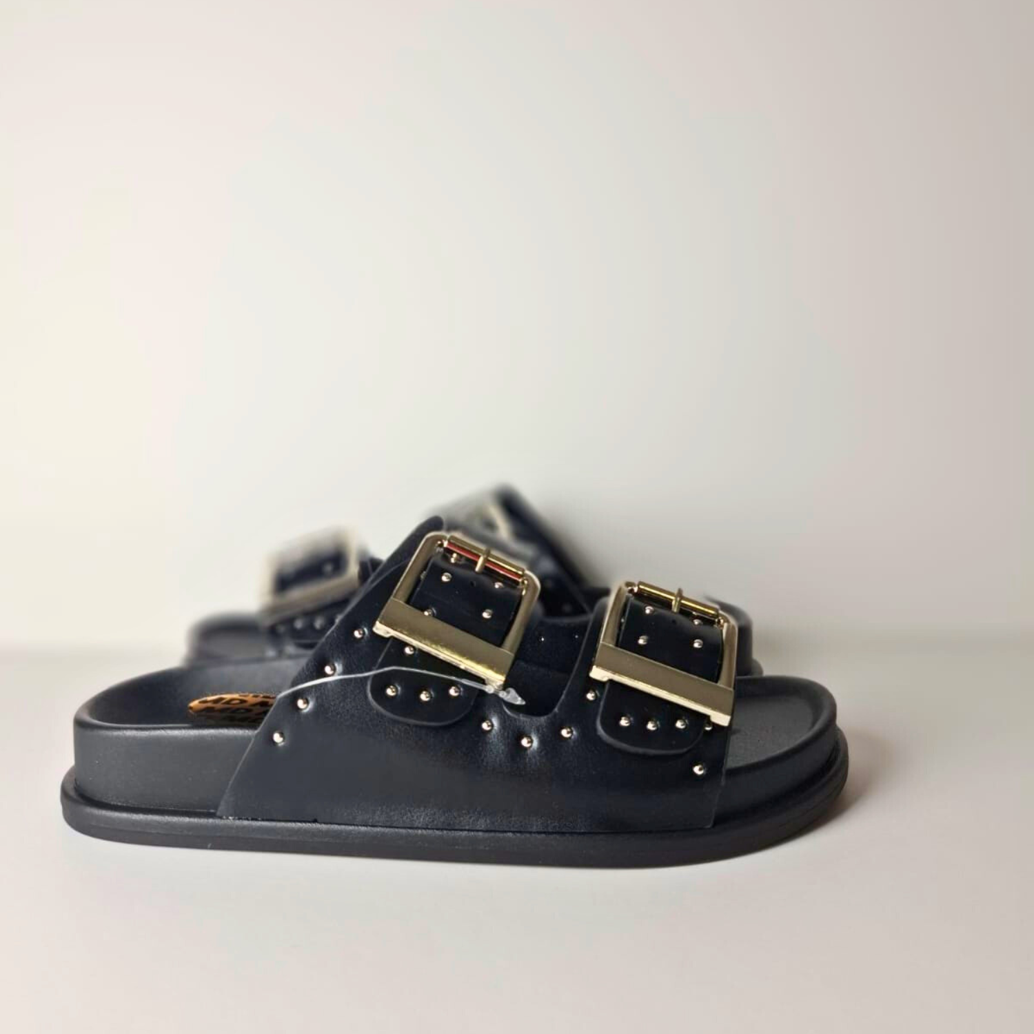 Sandalia Urbana Rock negra  para mujer con hebillas grandes y tachas metálicas, estilo urbano 2026 Vime Moda Chile.