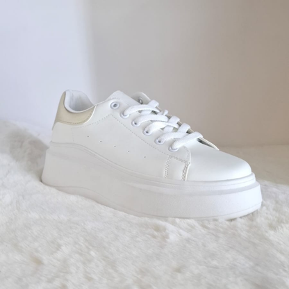 Zapatilla blanca para mujer con detalles dorados elegantes