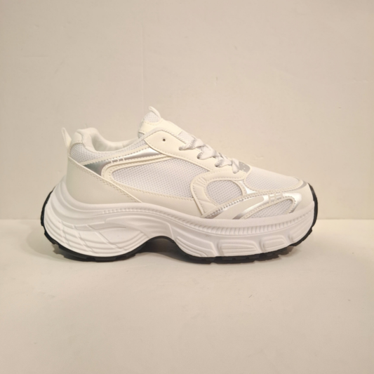  Zapatilla urbana de estilo chunky para mujer en color blanco con sutiles detalles plateados, malla transpirable y una plataforma alta y robusta con suela negra.vime moda chle