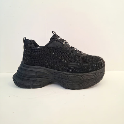 Zapatilla urbana estilo chunky para mujer en color negro, con detalles de pequeños brillos (strass) en la superficie, malla transpirable y una plataforma robusta totalmente negra.vime moda chile
