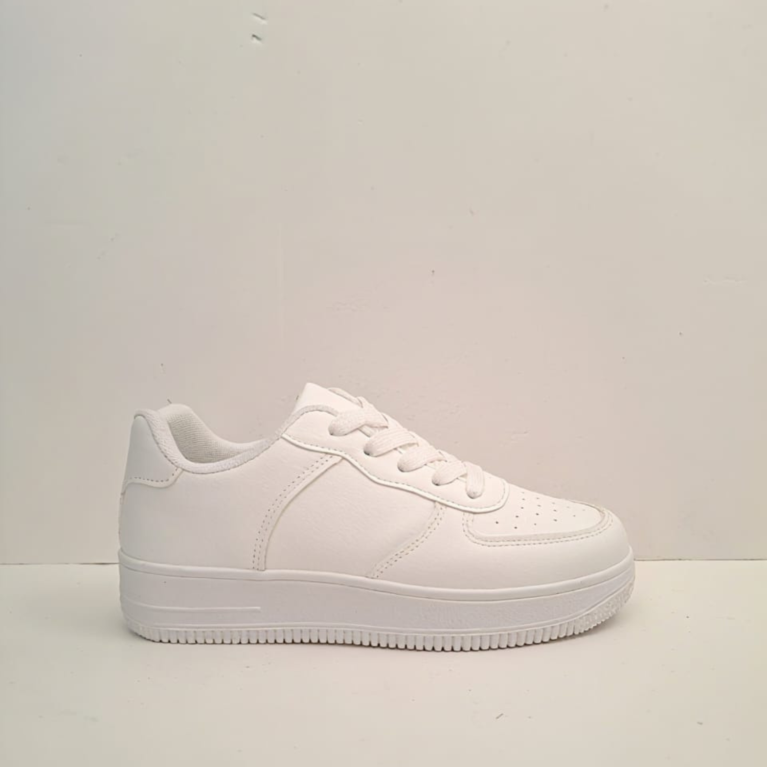 Zapatilla mujer blanca esencial Vime Moda Chile