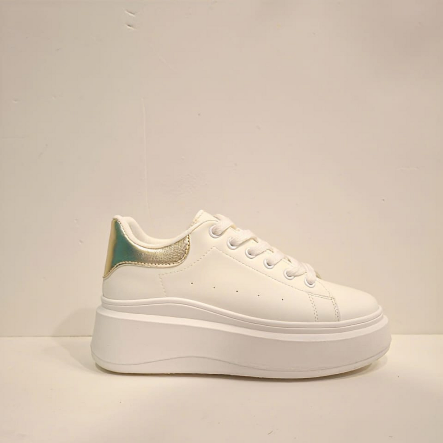 Zapatilla mujer blanca dorada Vime moda chile