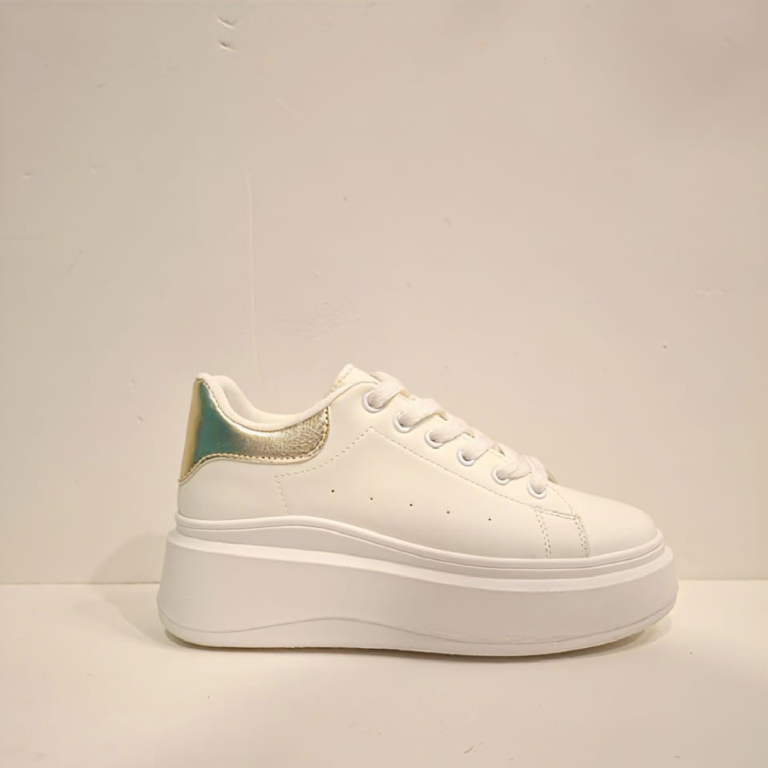 Zapatilla mujer blanca dorada Vime moda chile