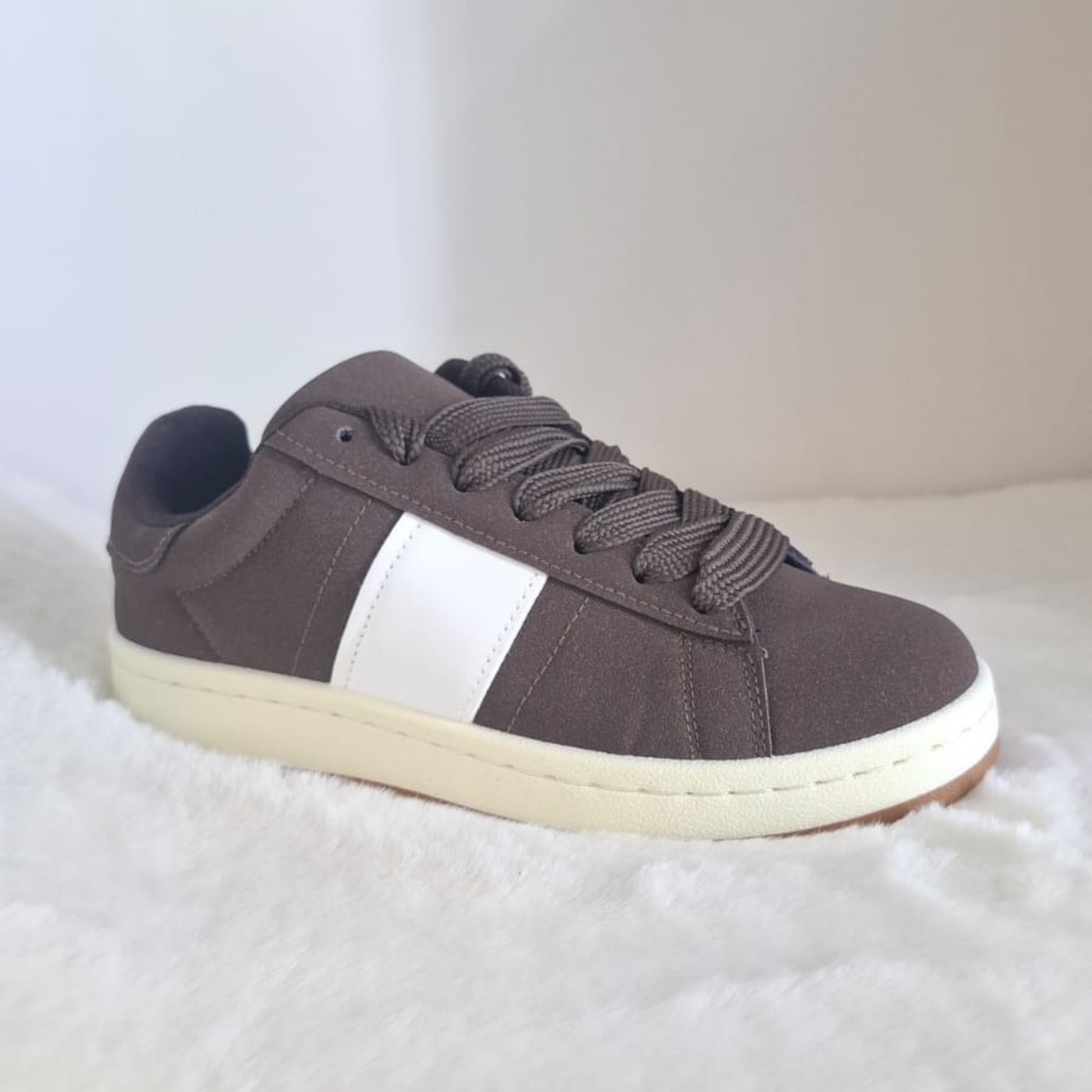 Zapatilla mujer color chocolate estilo DC urbana cómoda Vime Moda Chile