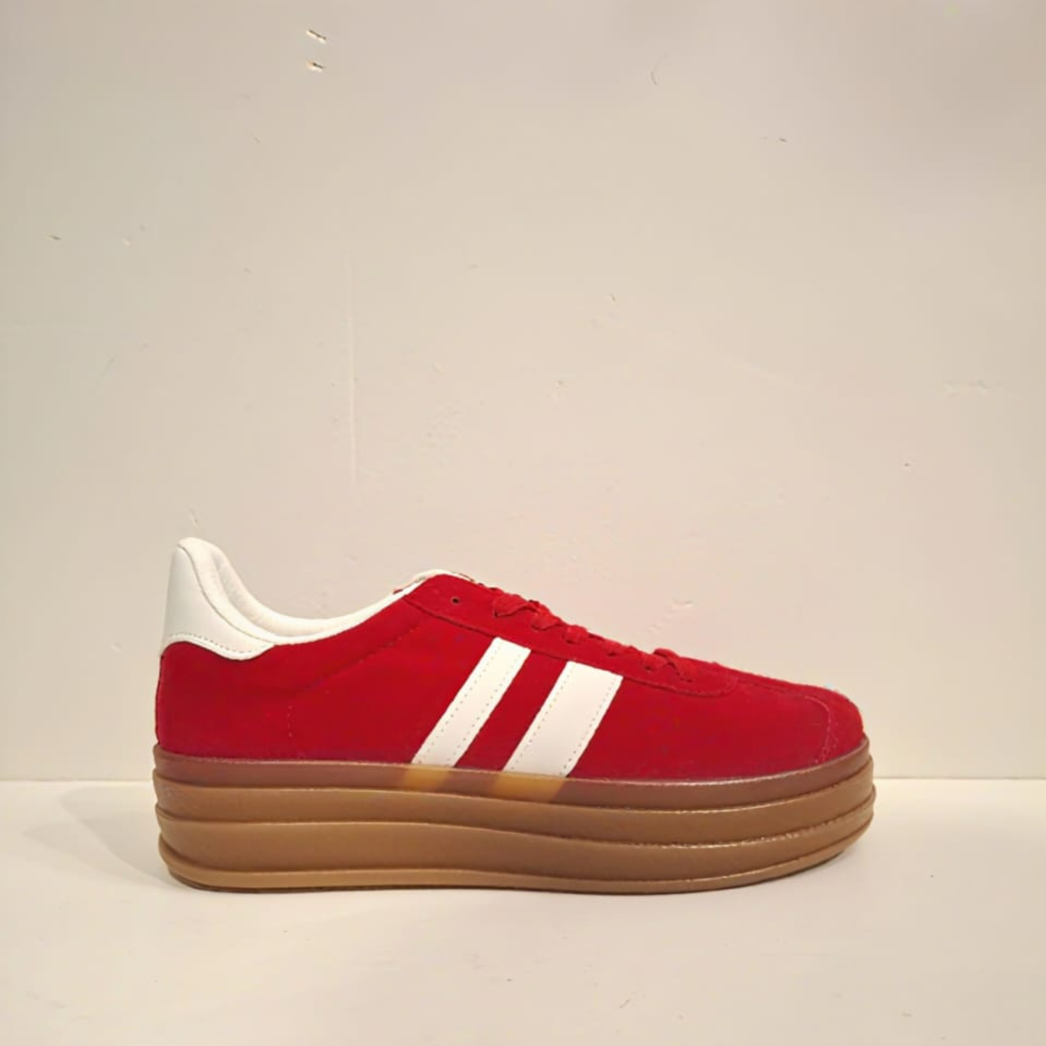 Zapatilla roja de gamuza con rayas blancas Vime Moda Chile