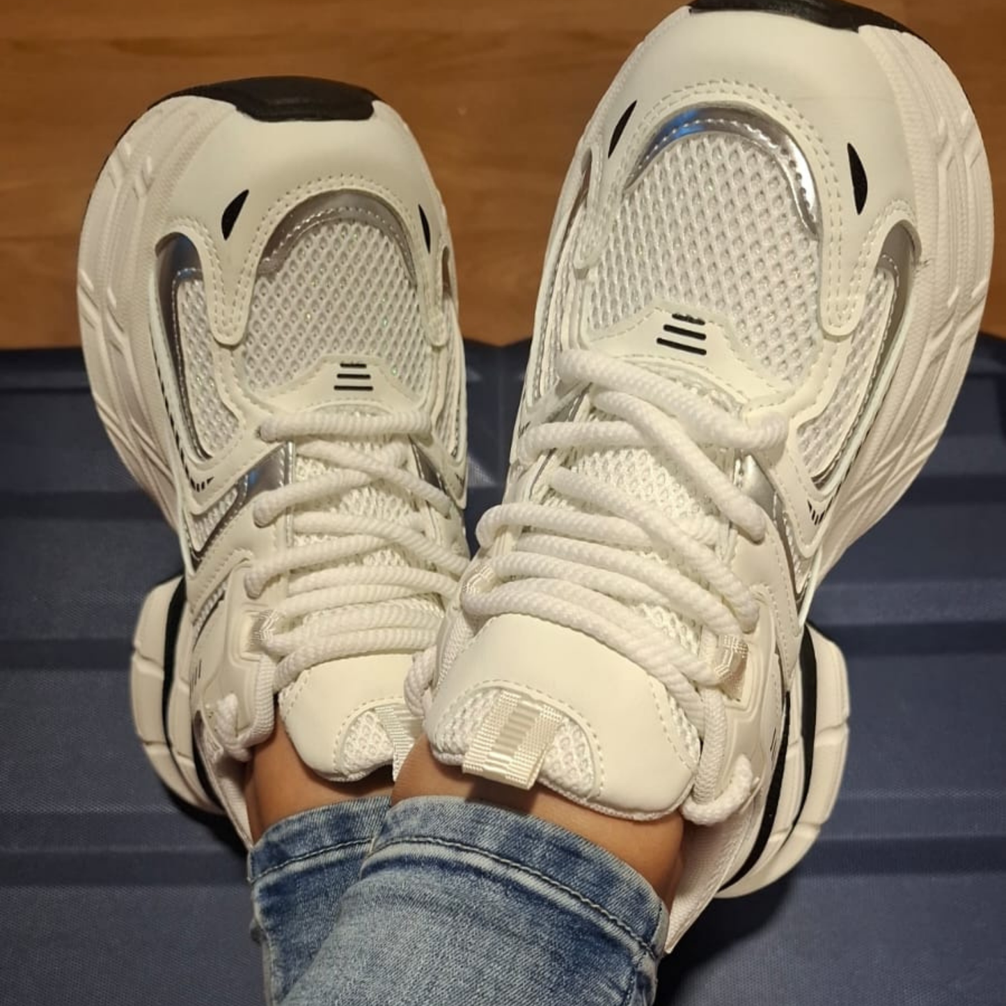 Zapatilla perla titanio estilo chunky para mujer en color blanco con detalles en negro y gris, malla transpirable y una plataforma robusta de gran altura.vime moda chile