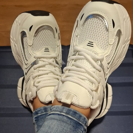 Zapatilla perla titanio estilo chunky para mujer en color blanco con detalles en negro y gris, malla transpirable y una plataforma robusta de gran altura.vime moda chile