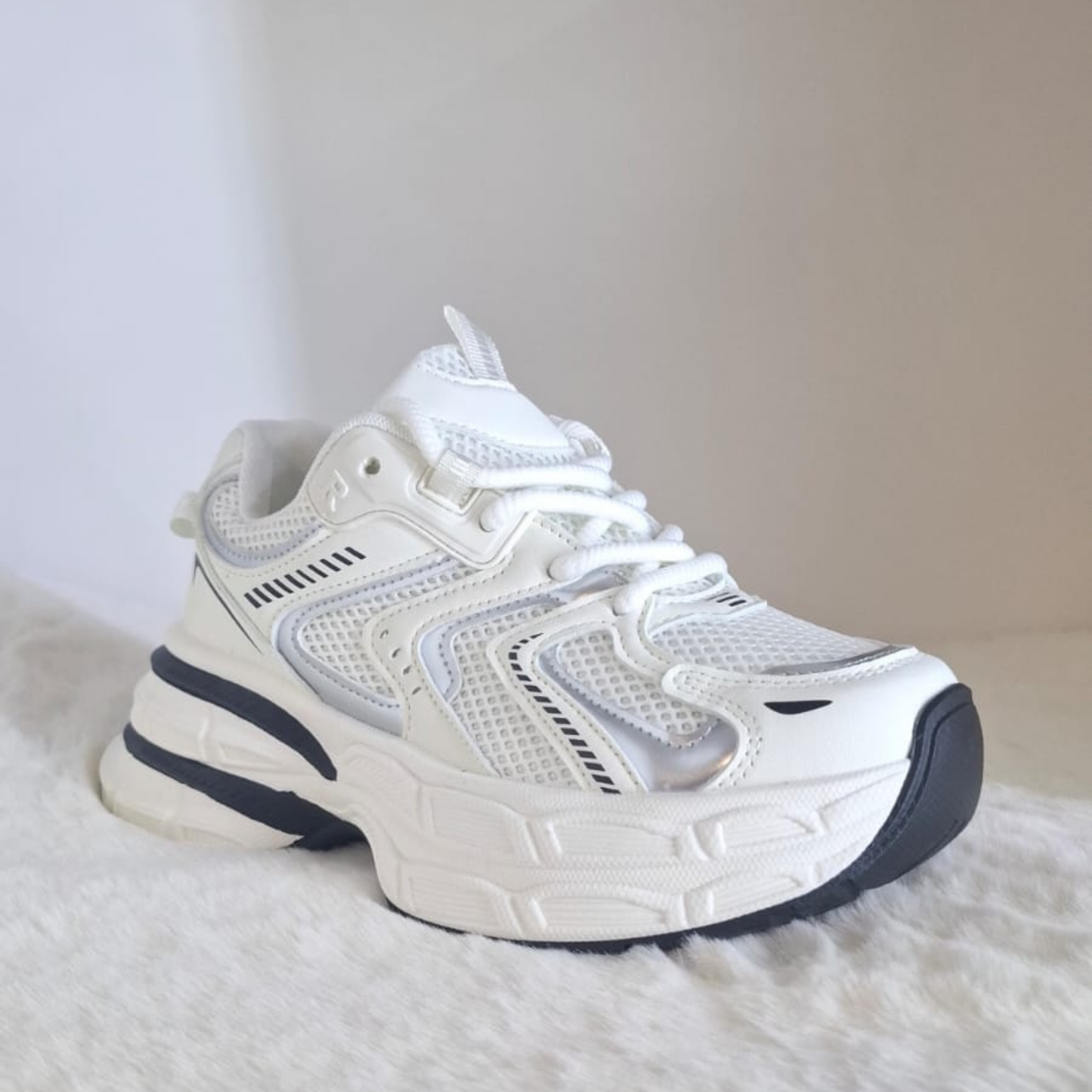 Zapatilla perla titanio estilo chunky para mujer en color blanco con detalles en negro y gris, malla transpirable y una plataforma robusta de gran altura.vime moda chile