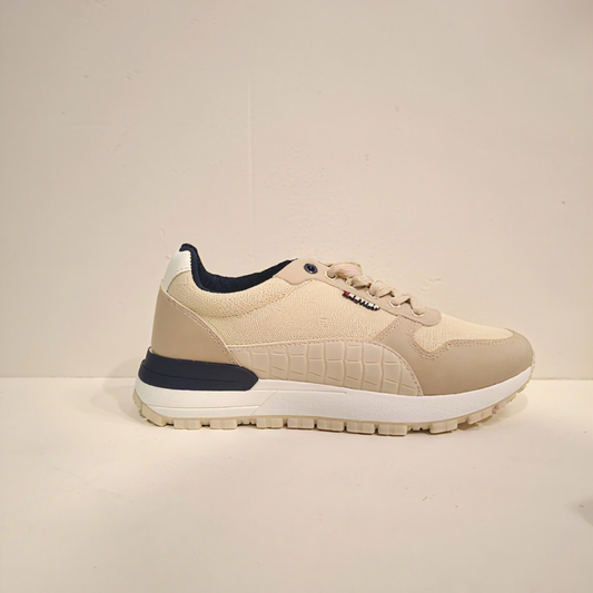 Zapatilla urbana para hombre en color beige con paneles de textura, detalles en azul marino en el talón y forro interior, con suela blanca y base de goma dentada.vime moda chile