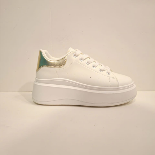 Zapatilla urbana de color blanco para mujer con suela de plataforma ancha, cordones a tono y un delicado detalle dorado en el talón. vime moda chile 