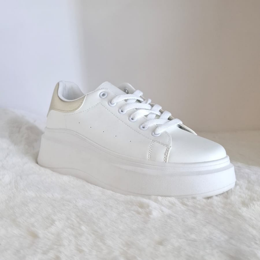 Zapatilla urbana de color blanco para mujer con suela de plataforma ancha, cordones a tono y un delicado detalle dorado en el talón.vime moda chile