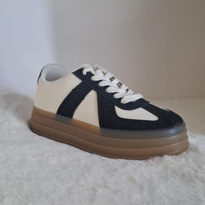Zapatilla urbana para mujer en color crema con refuerzos y detalles en gamuza negra, cordones blancos y una suela de plataforma ancha en goma color café.vime moda chile 