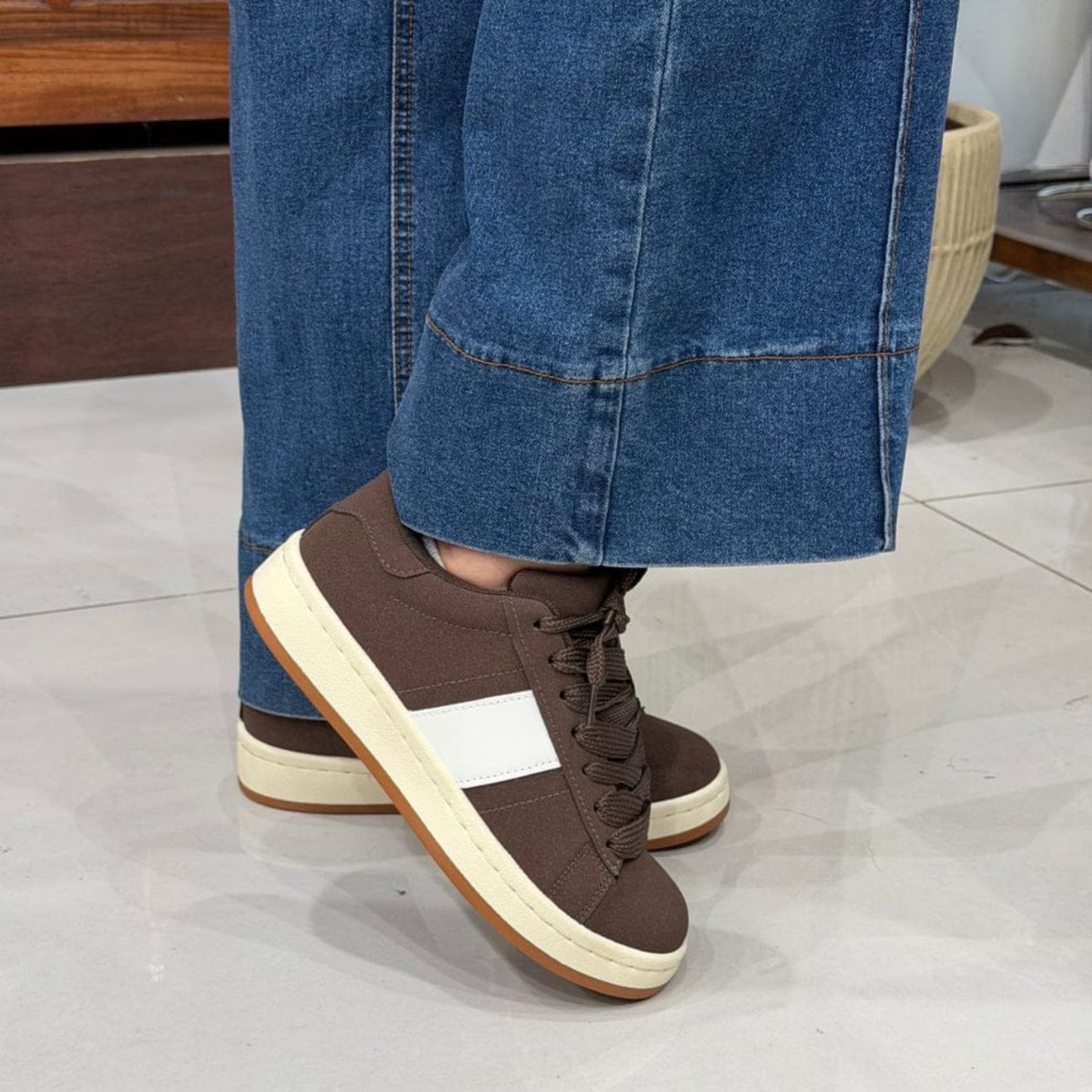 Zapatilla mujer café chocolate outfit urbano casual Vime Moda.zapatillas mujer baratas chile estilo urbano chocolate