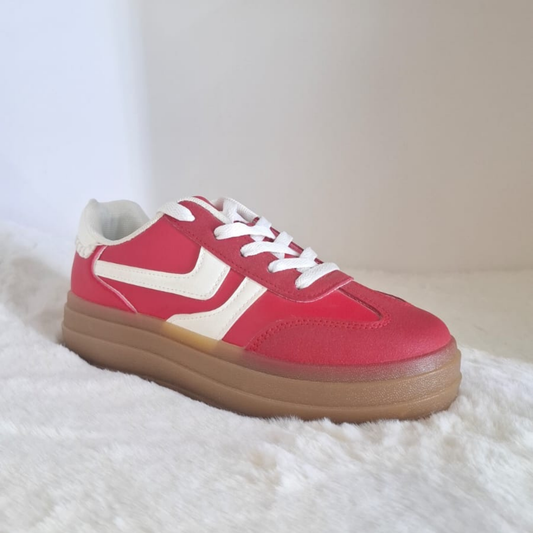 Zapatilla urbana para mujer en color rojo con franjas laterales y cordones en color blancos,destacando una suela de plataforma ancha en goma color café claro.vime moda chile 