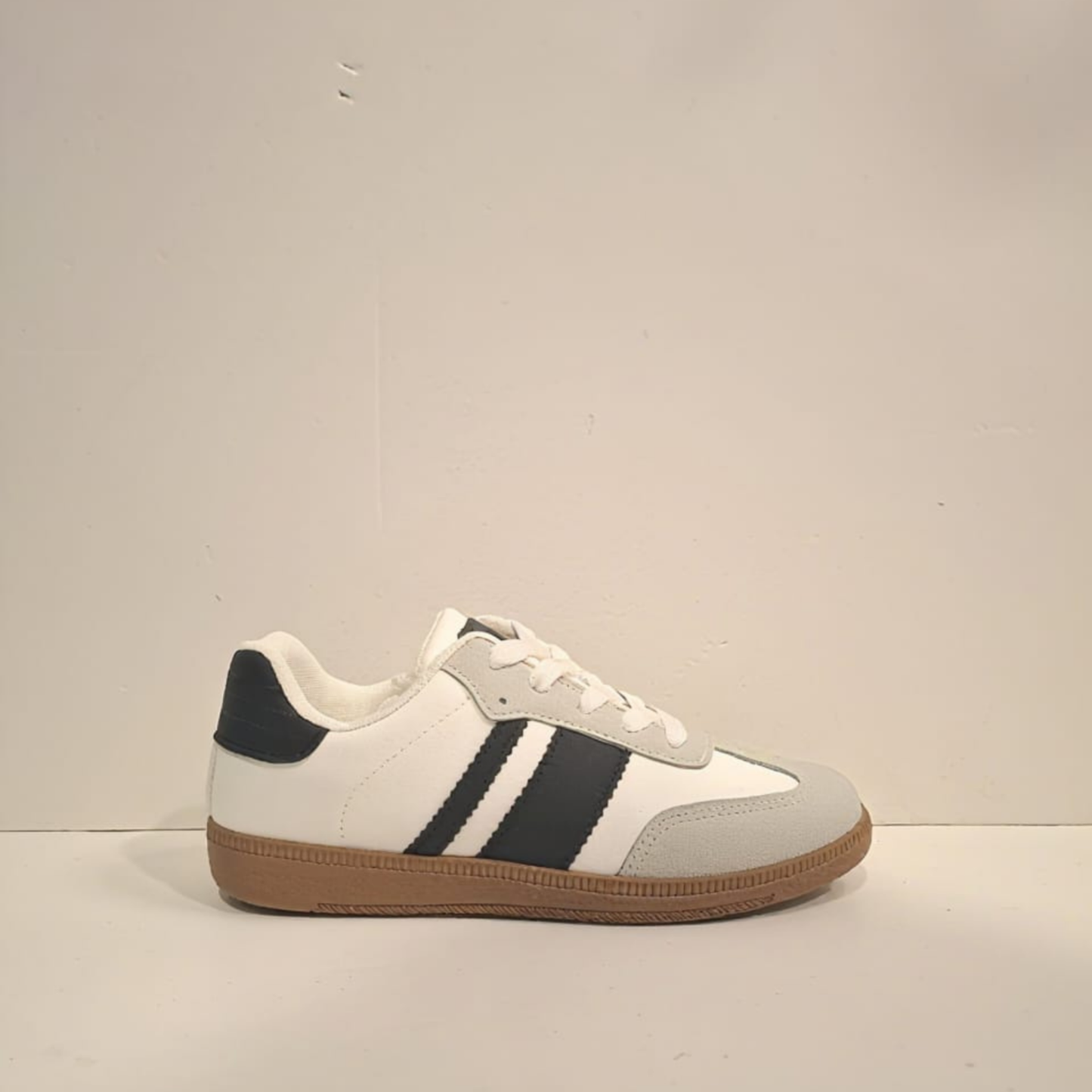 Zapatillas blancas mujer estilo casual detalle alternativo Vime Moda Chile