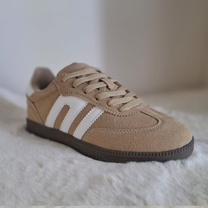 Zapatilla urbana estilo samba de gamuza en color beige con tres franjas laterales blancas, cordones a tono y suela de goma café, estilo casual para mujer.vime moda chile