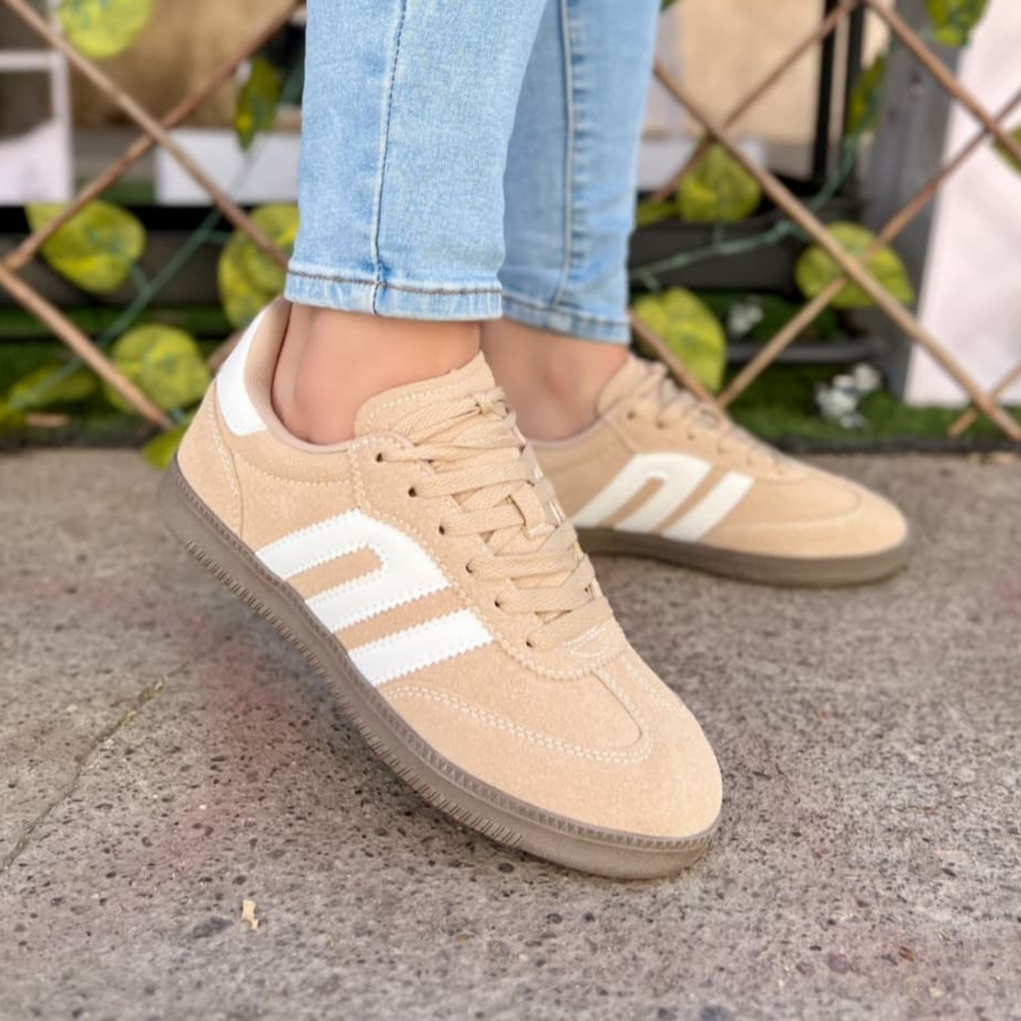 Zapatilla urbana estilo samba de gamuza en color beige con tres franjas laterales blancas, cordones a tono y suela de goma café, estilo casual para mujer.vime moda chile 