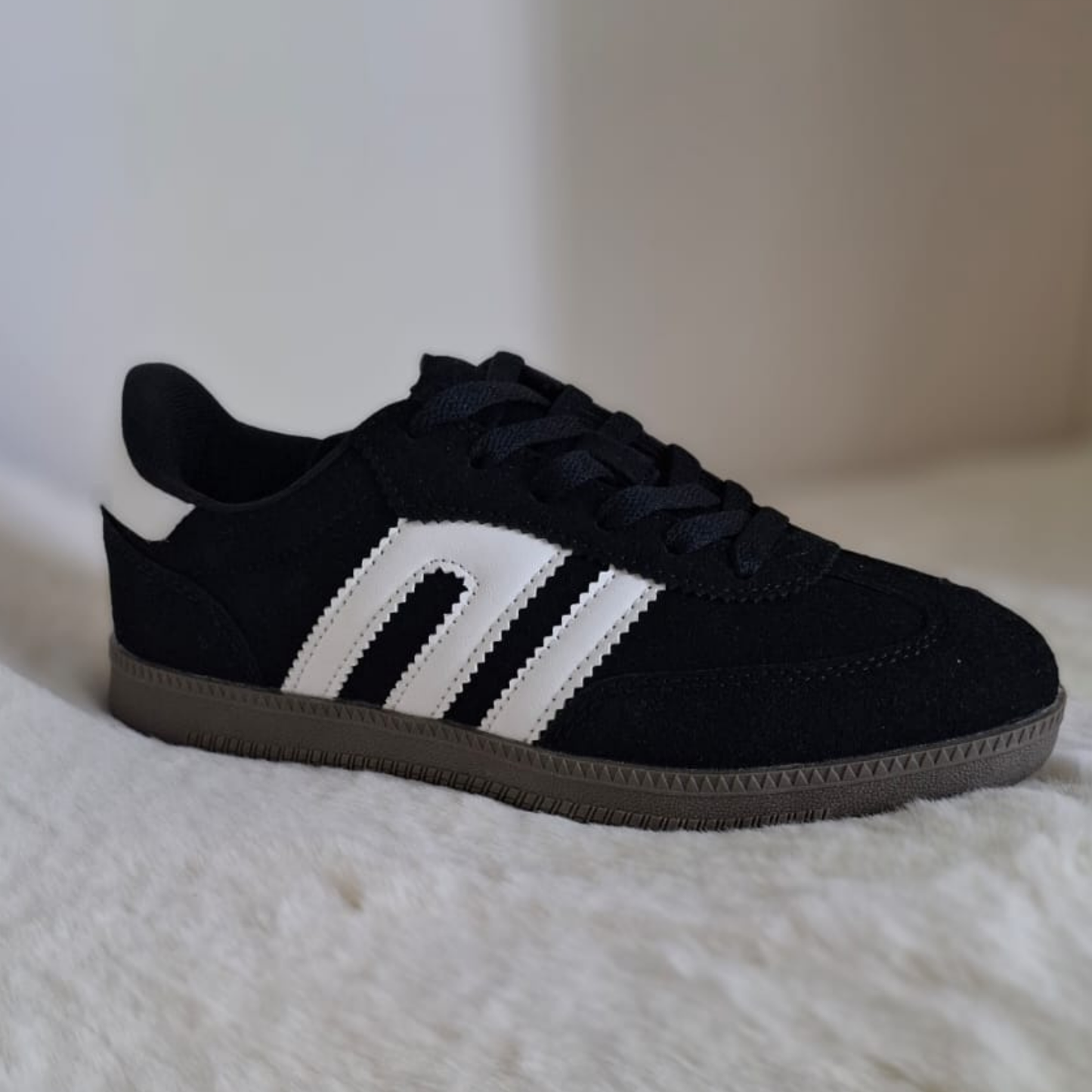 Zapatillas samba negras urbanas para mujer cómodas y modernas