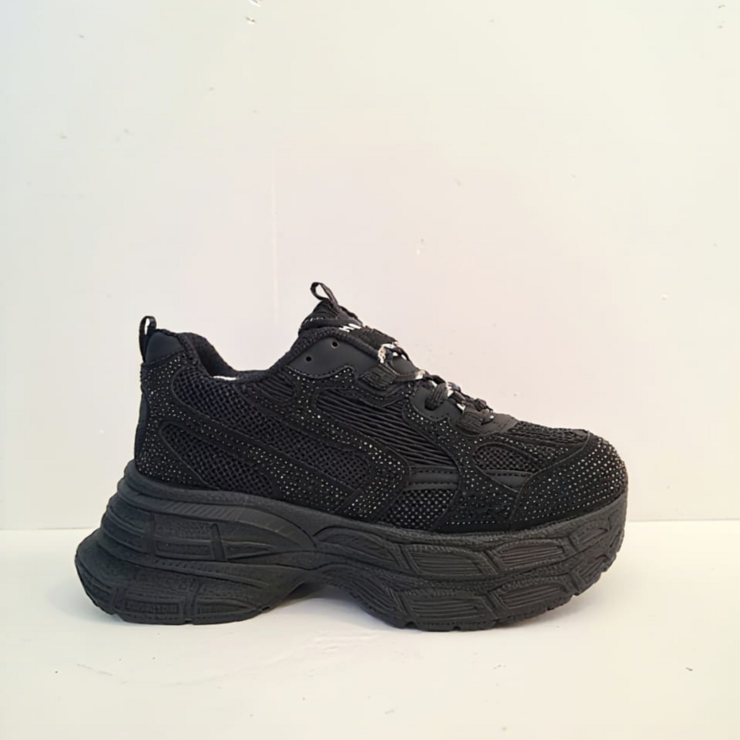 Zapatilla mujer brillo urbano con cristales Vime Moda Chile